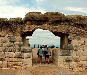 Una de las entradas de la muralla romana del yacimiento arqueológico de Empúries